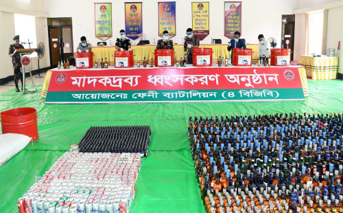 ফেনীতে ২ কোটি ১৩ লাখ টাকার মাদক ধ্বংস করল বিজিবি 