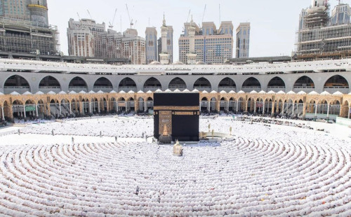 কাবাঘর তাওয়াফ করতে বয়স্কদের জন্য গলফ কার্ট চালু