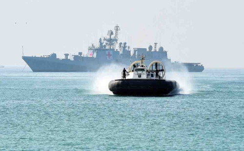 ভারতীয় নৌবাহিনী মাঝ সমুদ্রে প্রাণ বাঁচাল পাকিস্তানির