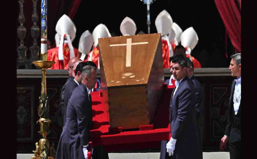 সমাধিস্থ পোপ ফ্রান্সিস লাখো শোকাহত মানুষের উপস্থিতিতে