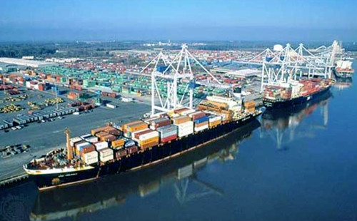 বঙ্গোপসাগরের গভীর নিম্নচাপের প্রভাবে বন্দরে পণ্য খালাসে ব্যাঘাত