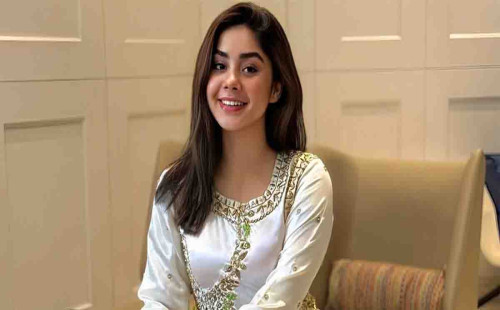 মুগ্ধতা ছড়ানো হাসিতে ধরা দিলেন রোজা