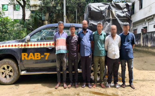 ফেনীতে র‌্যাবের অভিযানে অস্ত্রসহ ৬ জন আটক, পিকআপ জব্দ