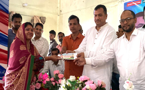 মঠবাড়িয়ায় ৭৭ টি পূজা মন্ডপে তারেক রহমানের পক্ষে অর্থিক অনুদান 