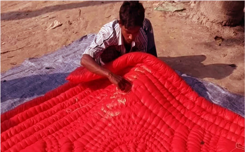 শীতের আগমনে ব্যস্ত লেপ-তোশক ব্যবসায়ী ও কারিগর 