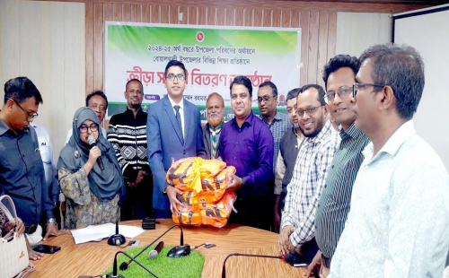প্রাতিষ্ঠানিক শিক্ষার পাশাপাশি শিক্ষার্থীদের শারীরিক বিকাশে খেলাধুলার বিকল্প নেই