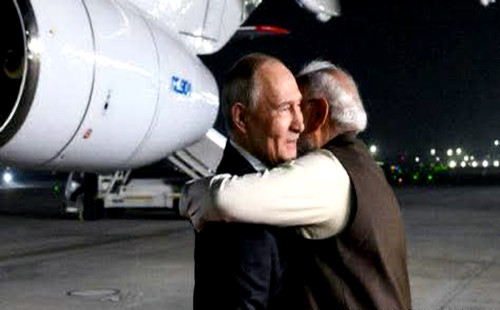 দিল্লি পৌঁছাতেই পুতিনকে প্রোটোকল ভেঙে স্বাগত জানাতে বিমানবন্দরে হাজির মোদী