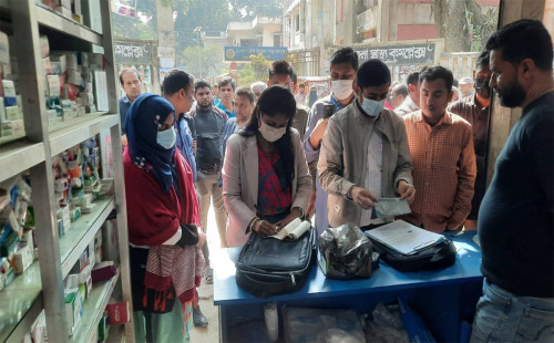 রায়পুরায় মেয়াদ উত্তীর্ণ ওষুধ: দুই ফার্মেসিকে জরিমানা