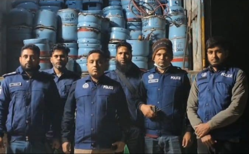 শিবচরে গাড়িসহ ৪৬২ পিস এলপিজি খালি গ্যাস সিলিন্ডার উদ্ধার