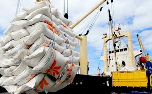 ভারত থেকে আমদানীকৃত ৫ হাজার মেট্রিকটন ‘চাল’ মোংলা বন্দরে পৌঁছাল